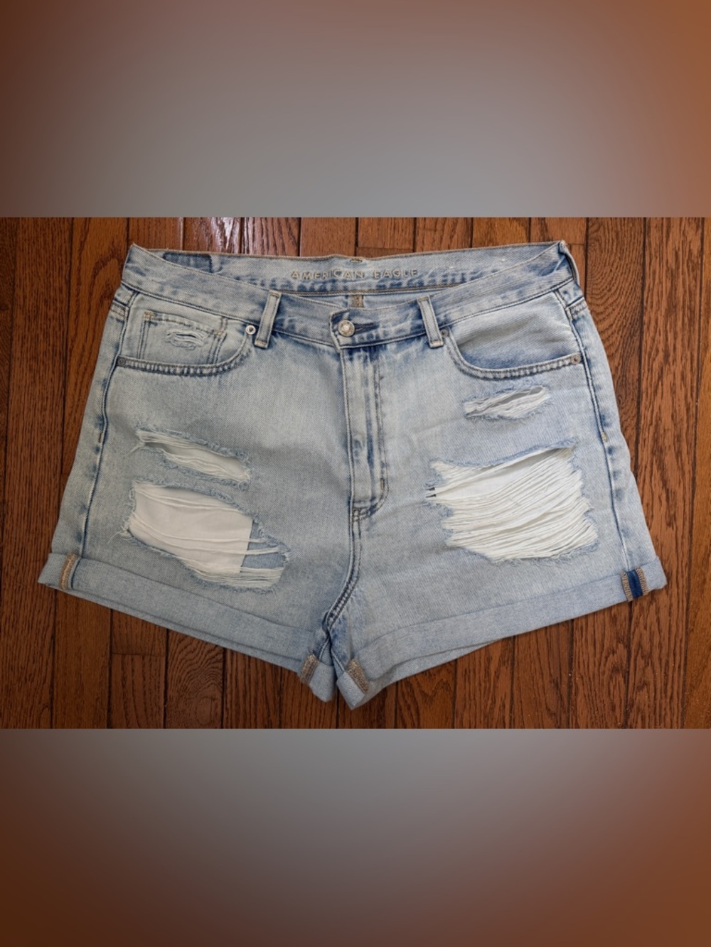 EUC Sz 12 Women’s American Eagle light wash distressed Mom denim shorts